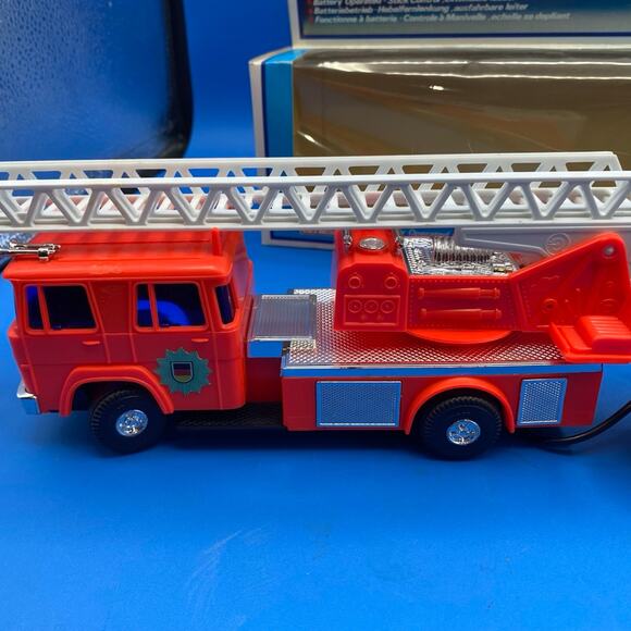 LUCKY TOYS - HONG KONG - VINTAGE PLASTIC -BATTERY OPERATED FIRE TRUCK NO.2077 - Picture 2 of 12